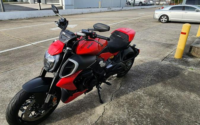 2025 Ducati Diavel V4 Ducati Red V4
