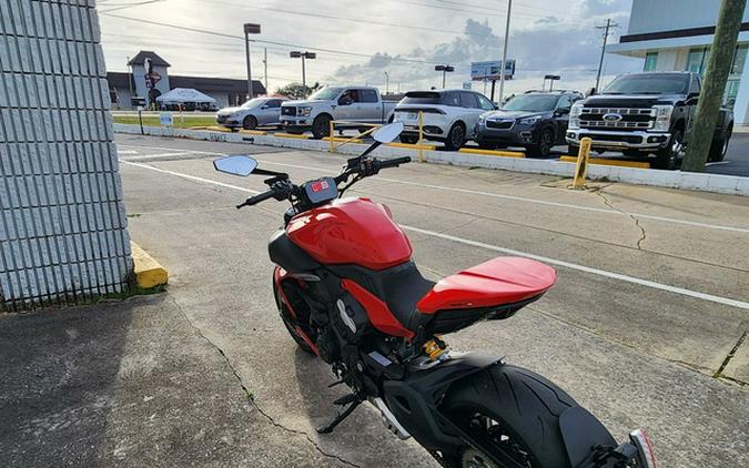 2025 Ducati Diavel V4 Ducati Red V4