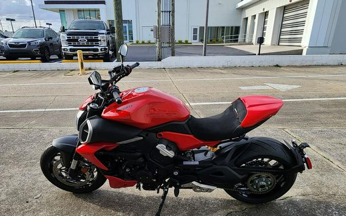2025 Ducati Diavel V4 Ducati Red V4