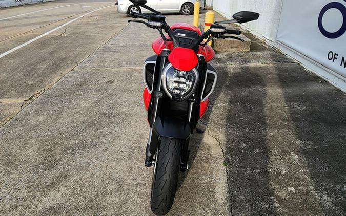 2025 Ducati Diavel V4 Ducati Red V4