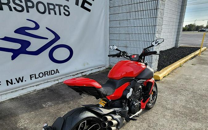 2025 Ducati Diavel V4 Ducati Red V4