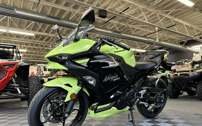 2026 Kawasaki Ninja® 500 ABS Metallic Yellowish Green/Ebony