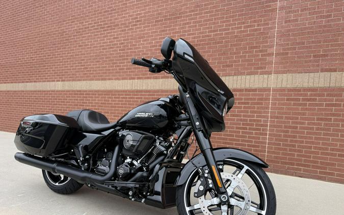 2026 Harley-Davidson® Street Glide® Vivid Black Black Trim