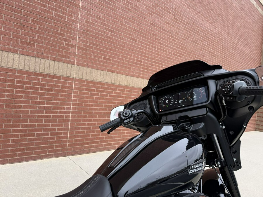 2026 Harley-Davidson® Street Glide® Vivid Black Black Trim