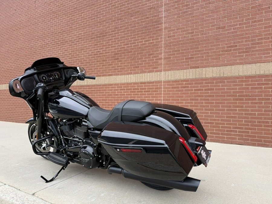 2026 Harley-Davidson® Street Glide® Vivid Black Black Trim