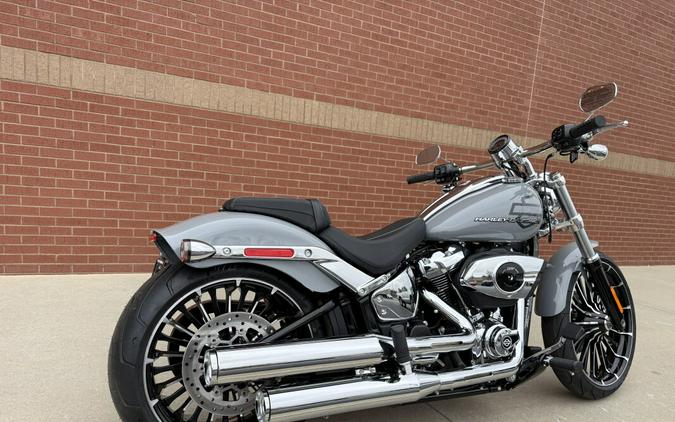 2026 Harley-Davidson® Breakout® Dark Billiard Gray Chrome Trim