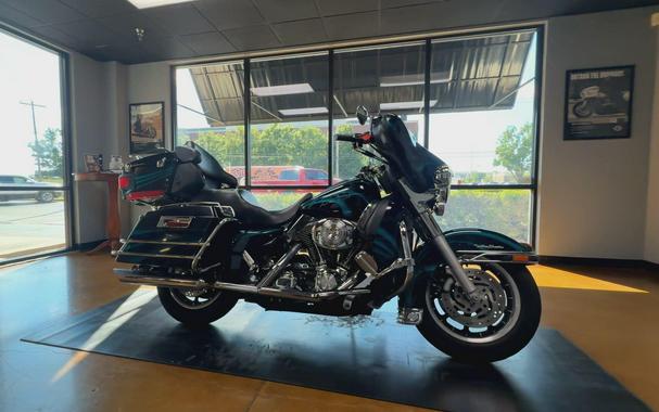 2004 Harley-Davidson® Electra Glide® Ultra Classic® BLACK W/PINSTRIPE