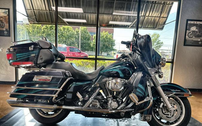 2004 Harley-Davidson® Electra Glide® Ultra Classic® BLACK W/PINSTRIPE