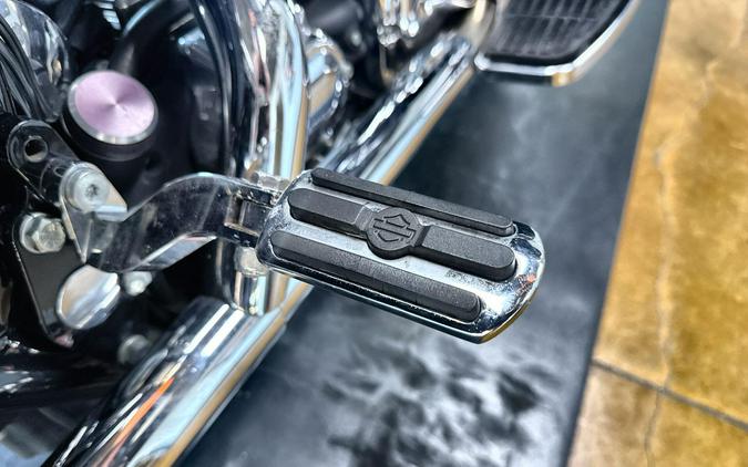 2004 Harley-Davidson® Electra Glide® Ultra Classic® BLACK W/PINSTRIPE