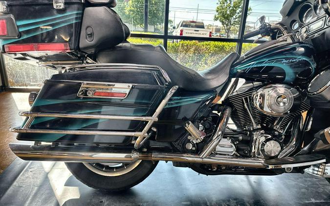 2004 Harley-Davidson® Electra Glide® Ultra Classic® BLACK W/PINSTRIPE