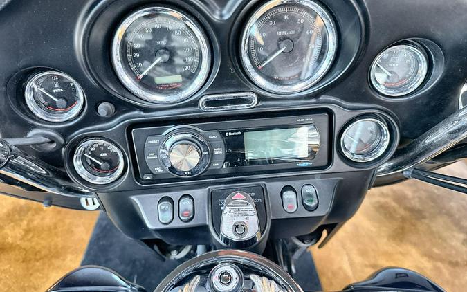 2004 Harley-Davidson® Electra Glide® Ultra Classic® BLACK W/PINSTRIPE