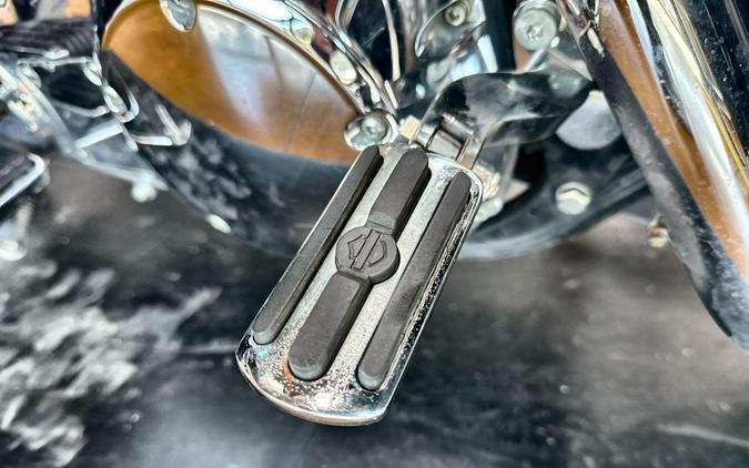 2004 Harley-Davidson® Electra Glide® Ultra Classic® BLACK W/PINSTRIPE