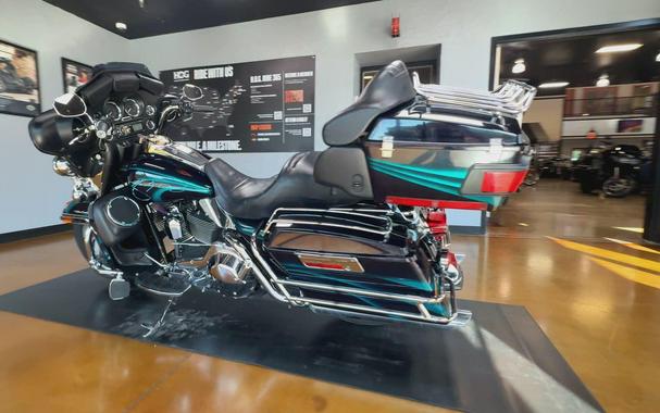 2004 Harley-Davidson® Electra Glide® Ultra Classic® BLACK W/PINSTRIPE