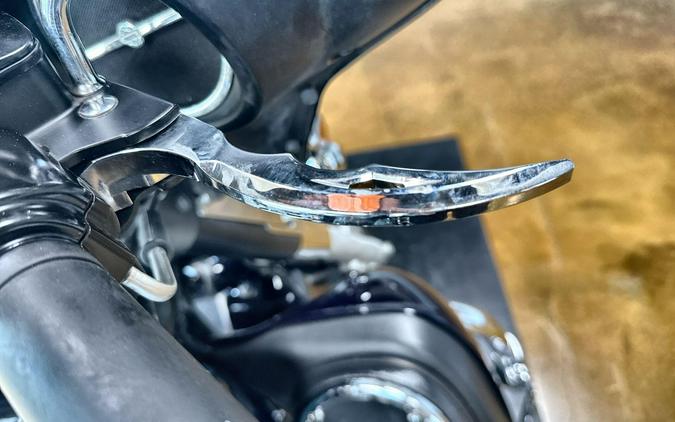 2004 Harley-Davidson® Electra Glide® Ultra Classic® BLACK W/PINSTRIPE