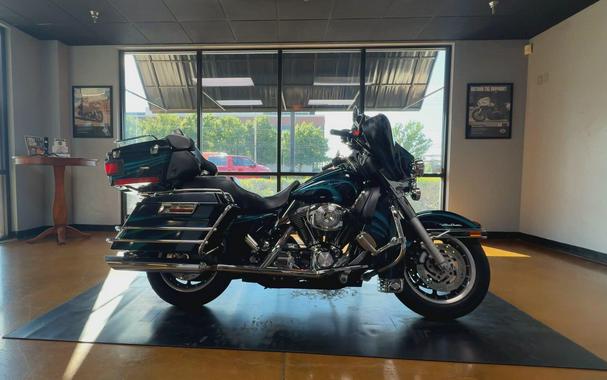 2004 Harley-Davidson® Electra Glide® Ultra Classic® BLACK W/PINSTRIPE
