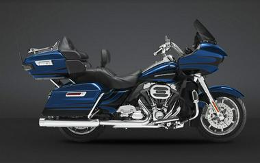 2015 Harley-Davidson® CVO™ Road Glide® Ultra Abyss Blue Crushed Sapphire