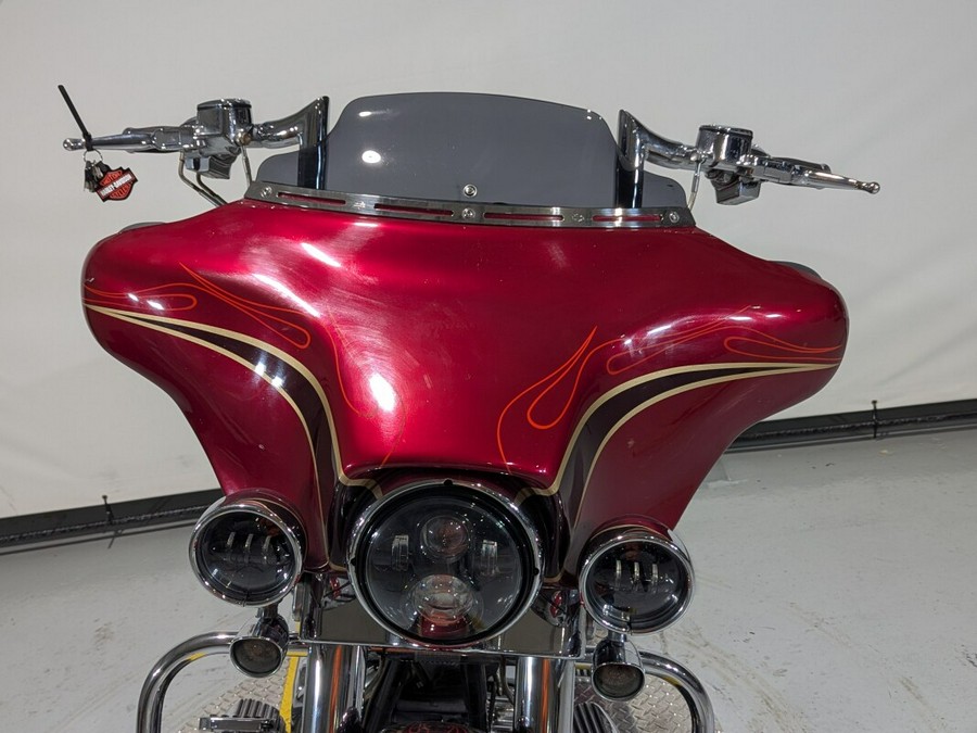 2005 Harley-Davidson® CVO™ Ultra Classic® Electra Glide® Light Candy Cherry / Dark Candy Cherry