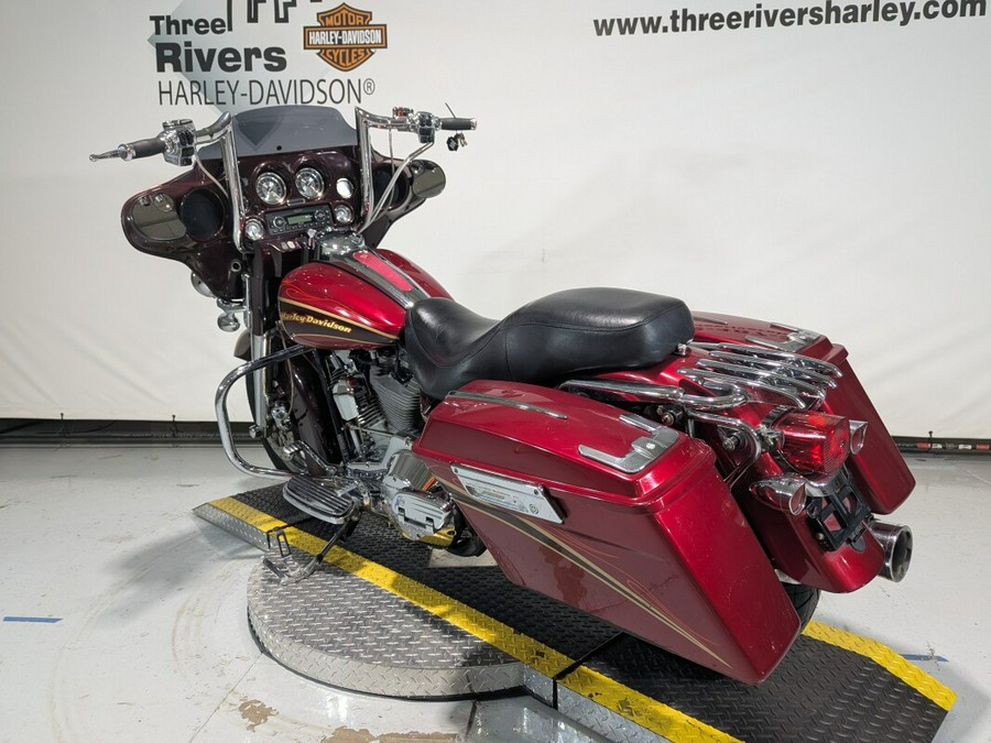2005 Harley-Davidson® CVO™ Ultra Classic® Electra Glide® Light Candy Cherry / Dark Candy Cherry