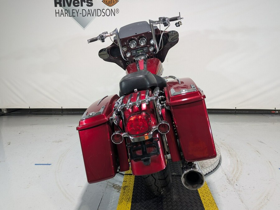 2005 Harley-Davidson® CVO™ Ultra Classic® Electra Glide® Light Candy Cherry / Dark Candy Cherry