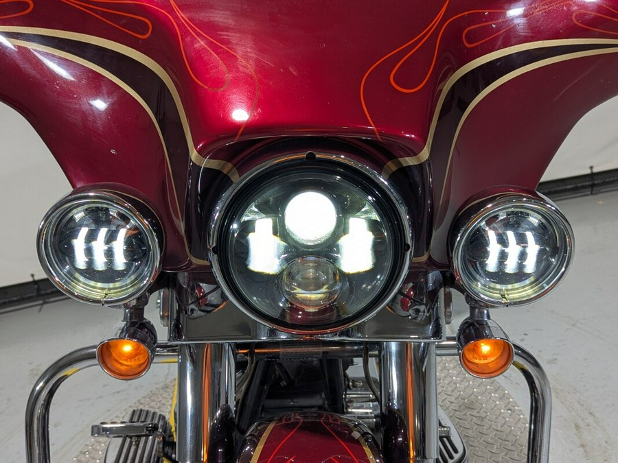 2005 Harley-Davidson® CVO™ Ultra Classic® Electra Glide® Light Candy Cherry / Dark Candy Cherry