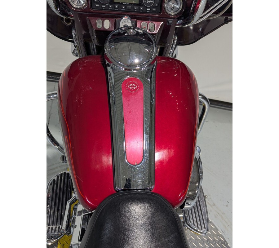 2005 Harley-Davidson® CVO™ Ultra Classic® Electra Glide® Light Candy Cherry / Dark Candy Cherry