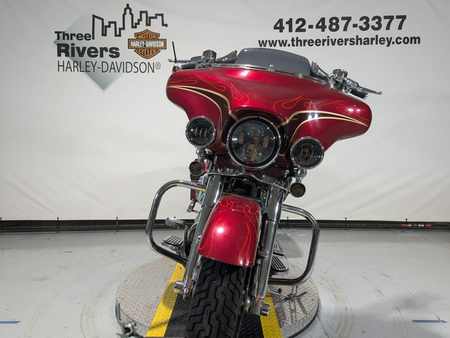 2005 Harley-Davidson® CVO™ Ultra Classic® Electra Glide® Light Candy Cherry / Dark Candy Cherry
