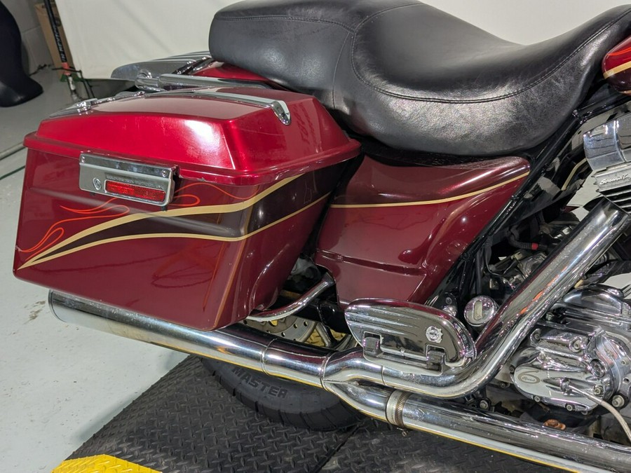 2005 Harley-Davidson® CVO™ Ultra Classic® Electra Glide® Light Candy Cherry / Dark Candy Cherry
