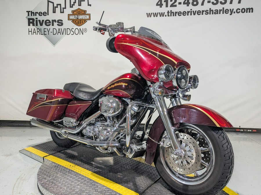 2005 Harley-Davidson® CVO™ Ultra Classic® Electra Glide® Light Candy Cherry / Dark Candy Cherry