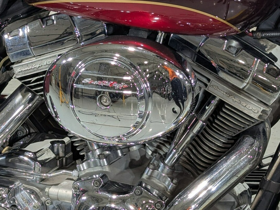 2005 Harley-Davidson® CVO™ Ultra Classic® Electra Glide® Light Candy Cherry / Dark Candy Cherry