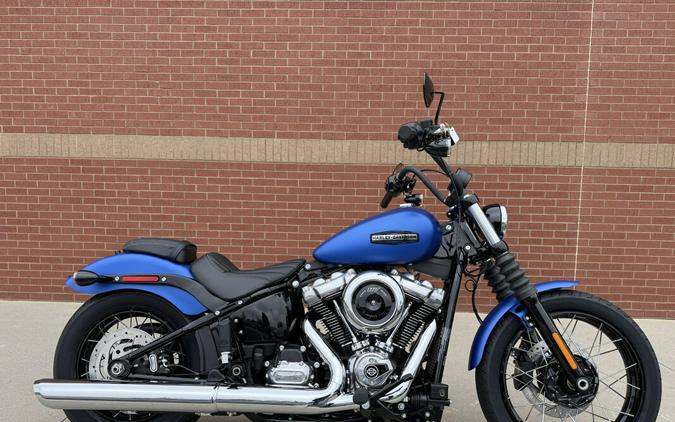 2026 Harley-Davidson® Street Bob® Aurora Blue Denim Chrome Cast Wheels