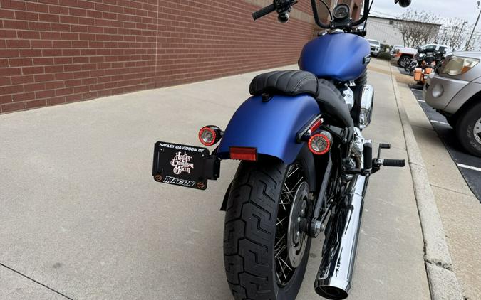 2026 Harley-Davidson® Street Bob® Aurora Blue Denim Chrome Cast Wheels