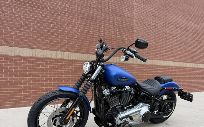 2026 Harley-Davidson® Street Bob® Aurora Blue Denim Chrome Cast Wheels