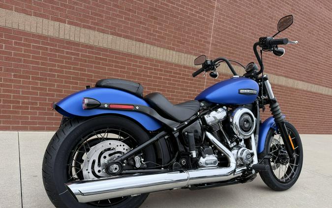 2026 Harley-Davidson® Street Bob® Aurora Blue Denim Chrome Cast Wheels