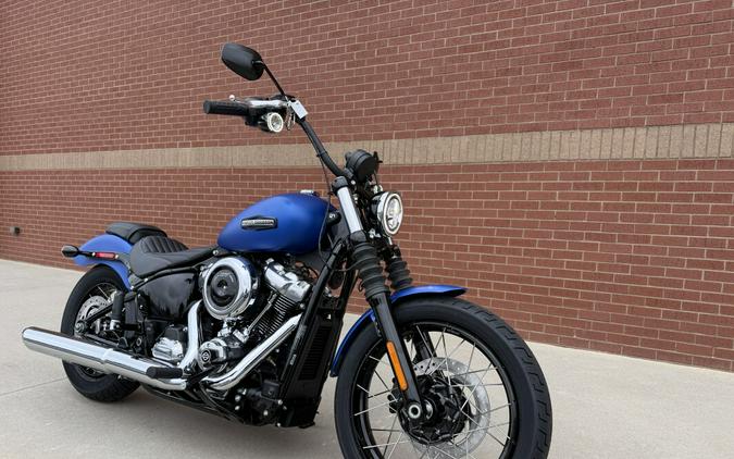 2026 Harley-Davidson® Street Bob® Aurora Blue Denim Chrome Cast Wheels