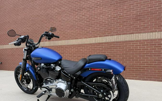 2026 Harley-Davidson® Street Bob® Aurora Blue Denim Chrome Cast Wheels