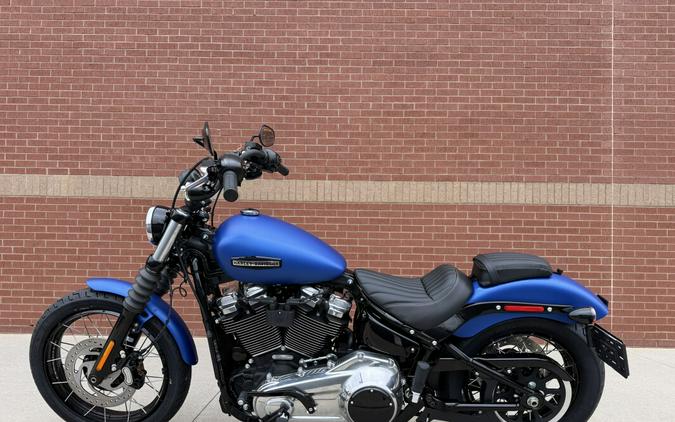 2026 Harley-Davidson® Street Bob® Aurora Blue Denim Chrome Cast Wheels