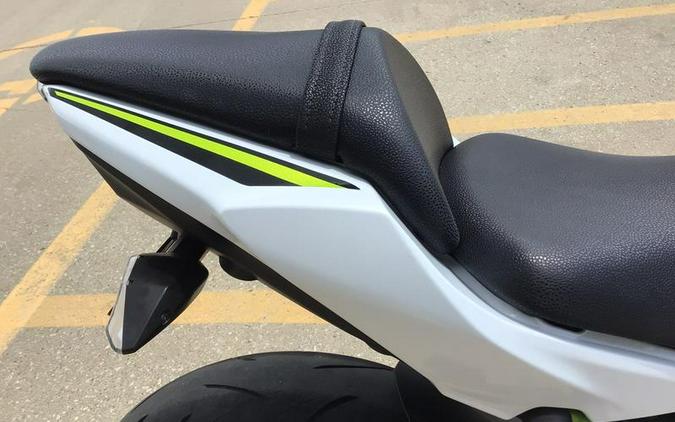 2021 Kawasaki Z650 ABS Pearl Blizzard White/Metallic Spark Black