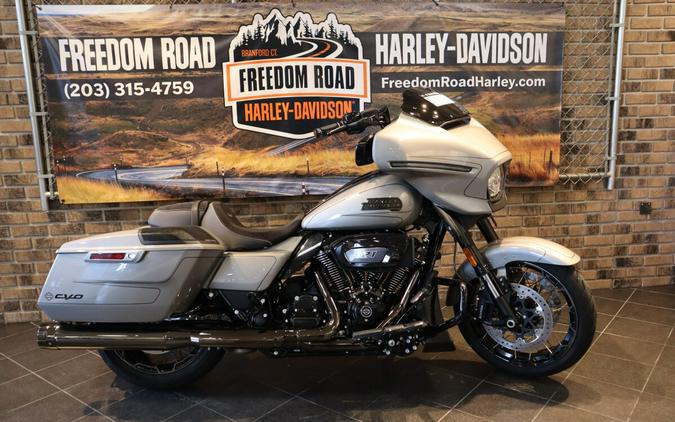 2023 CVO™ Street Glide® (FLHXSE)