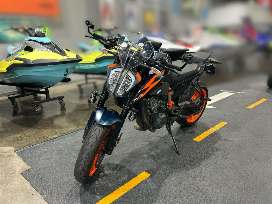 2022 KTM 890 DUKE R