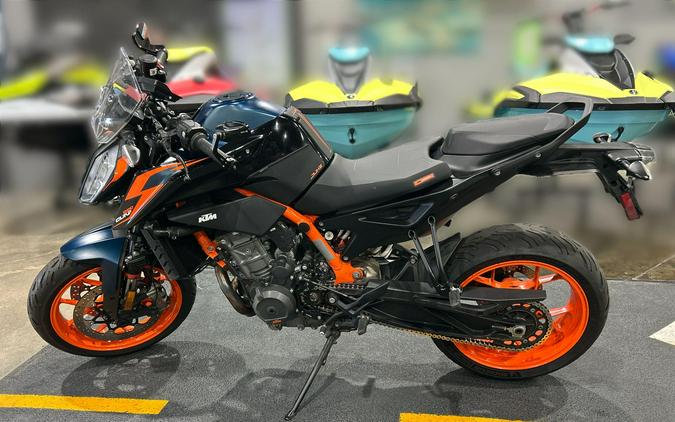 2022 KTM 890 DUKE R