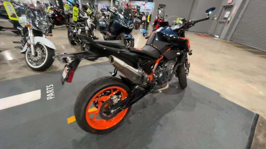 2022 KTM 890 DUKE R