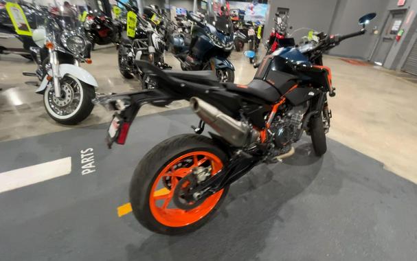 2022 KTM 890 DUKE R