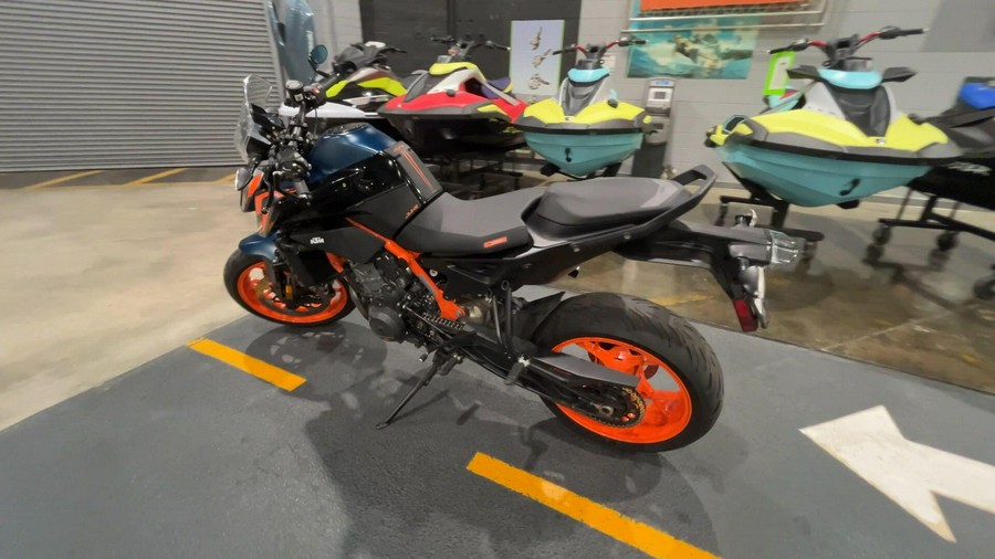 2022 KTM 890 DUKE R