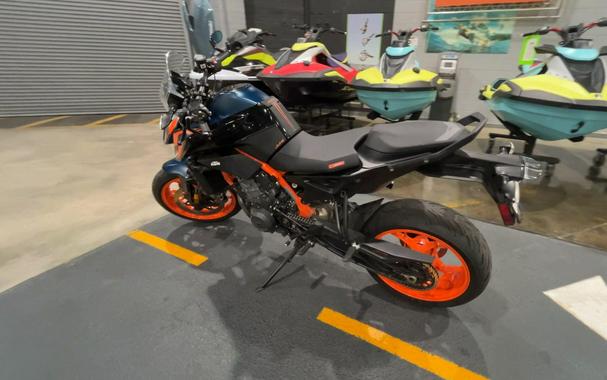 2022 KTM 890 DUKE R