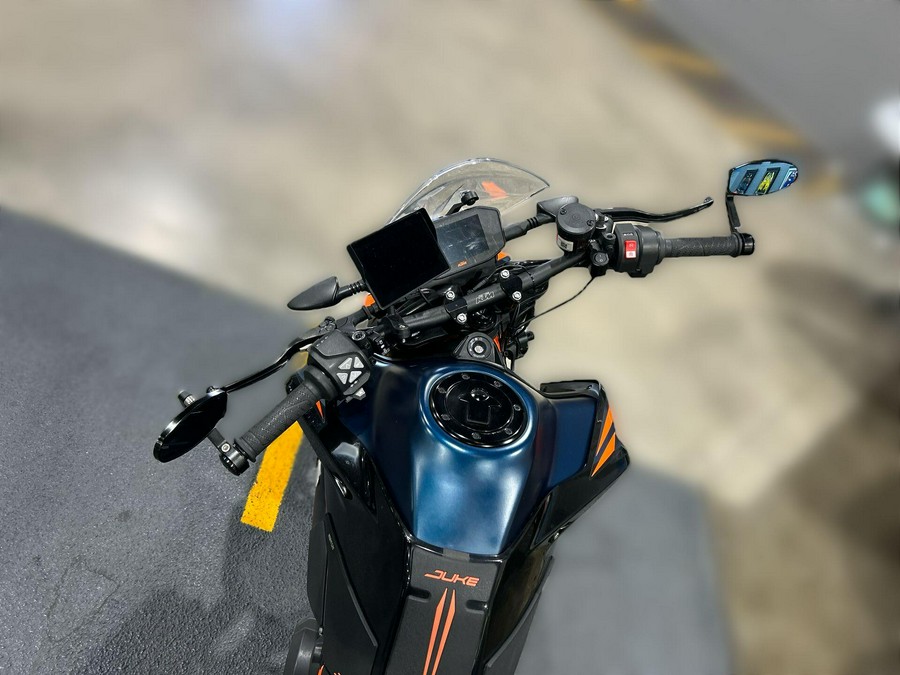 2022 KTM 890 DUKE R