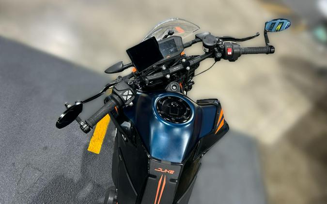 2022 KTM 890 DUKE R