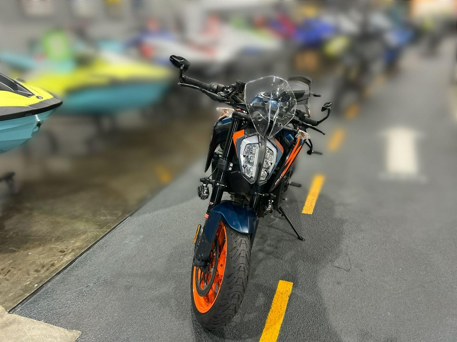 2022 KTM 890 DUKE R