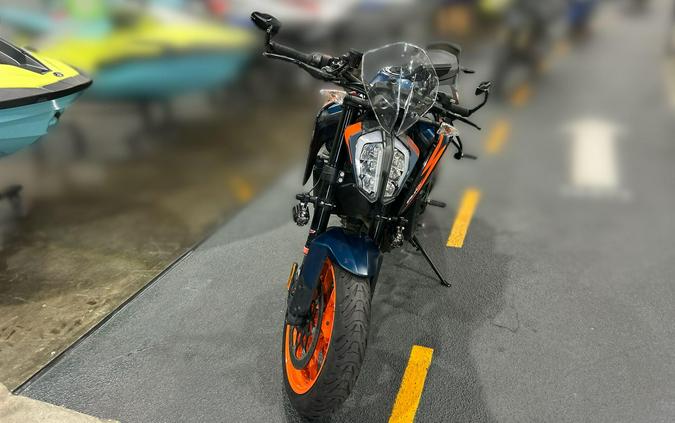 2022 KTM 890 DUKE R