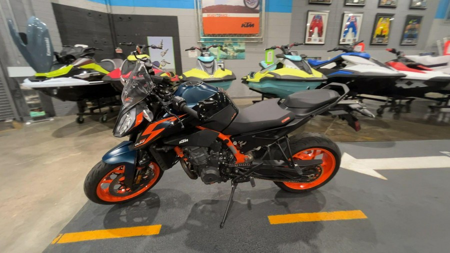 2022 KTM 890 DUKE R