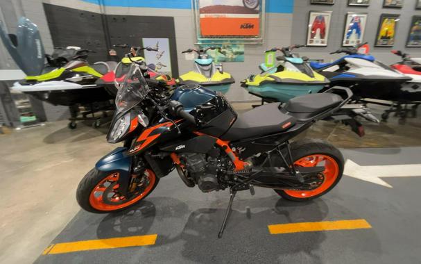 2022 KTM 890 DUKE R